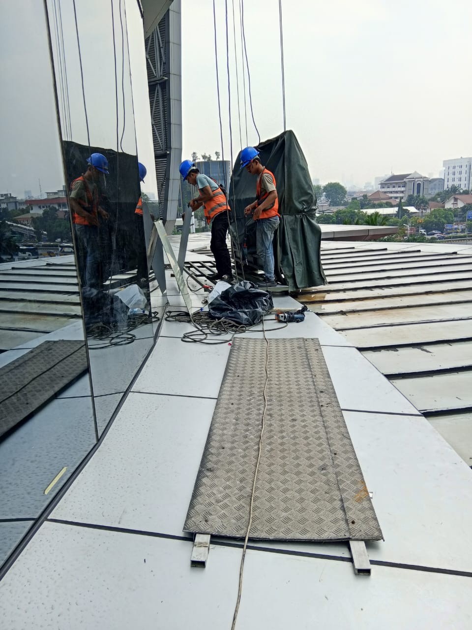 Tim PT. Partindo melakukan instalasi kaca arsitektural – kontraktor ACP terpercaya sejak 2013