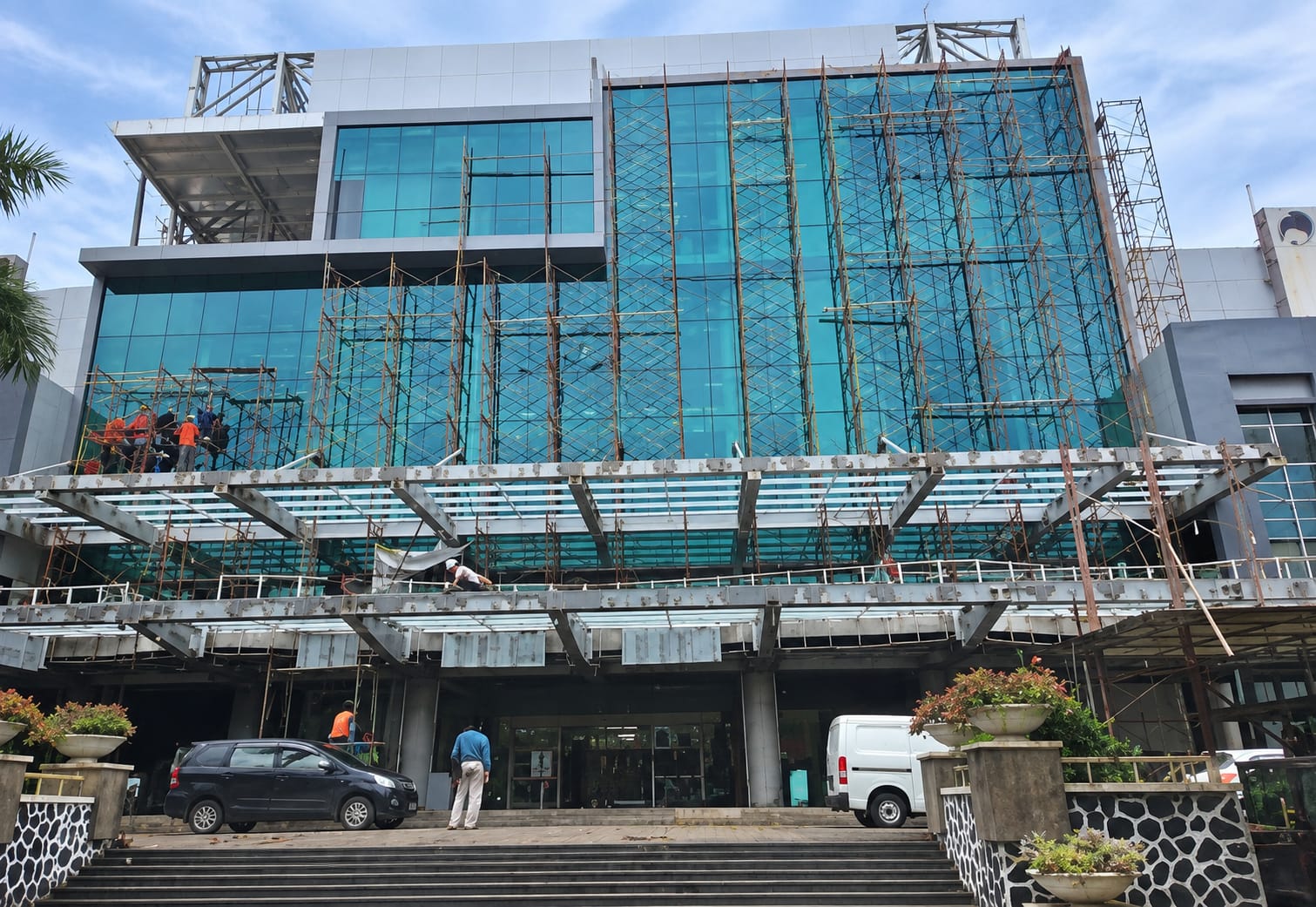 Pemasangan ACP eksterior bangunan