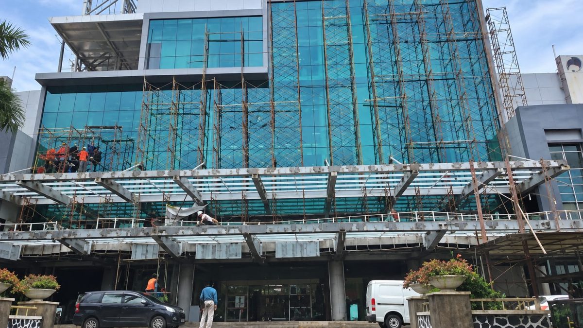 Pemasangan ACP eksterior bangunan