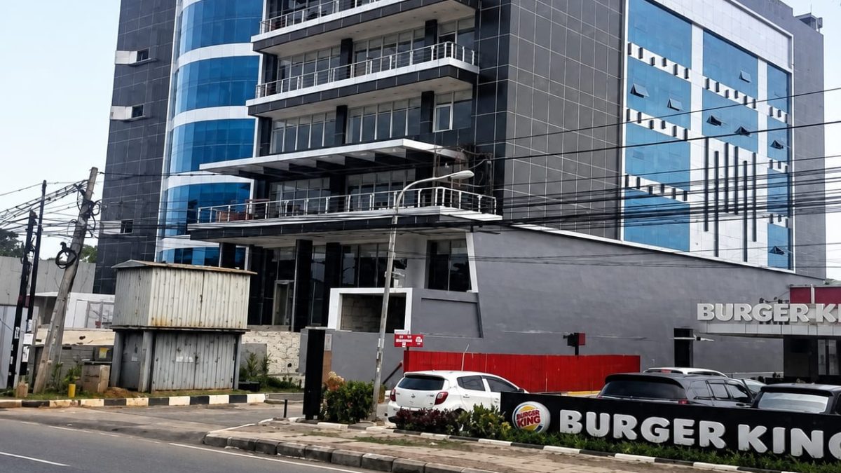 Pekerjaan curtain wall kaca dan aluminium